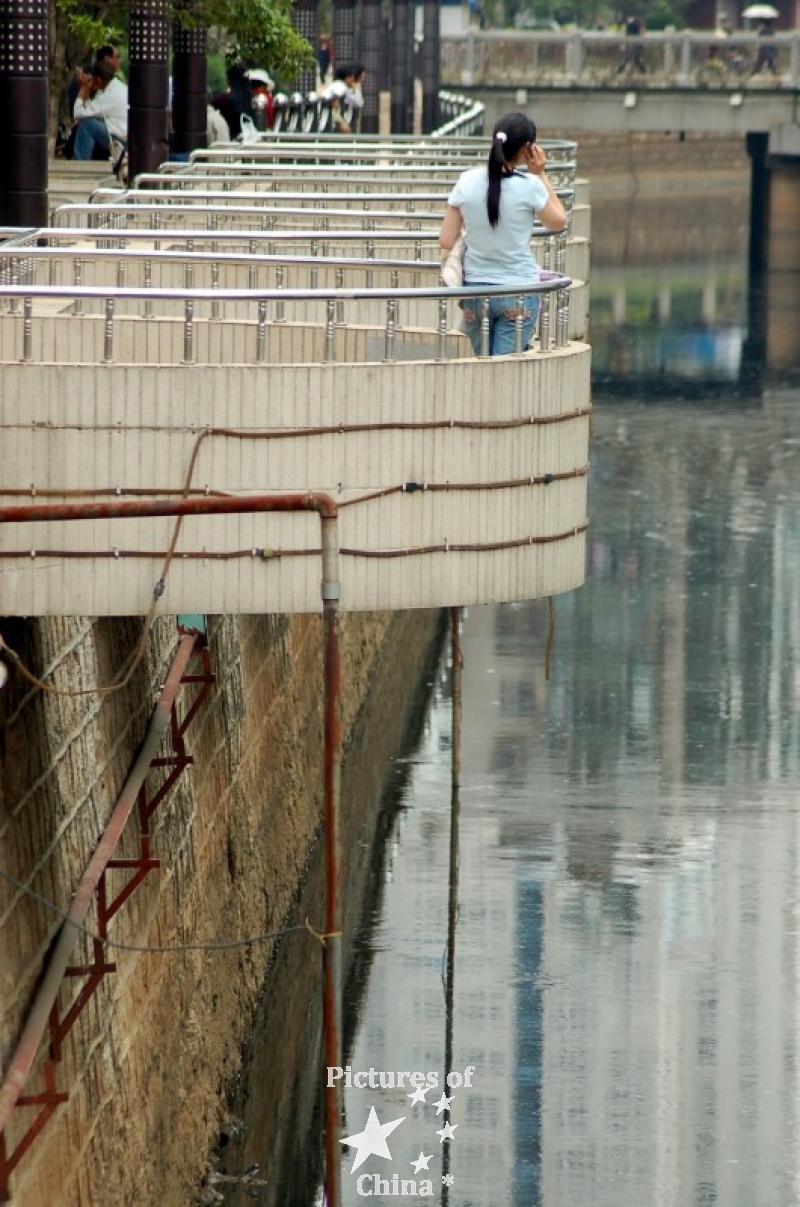 The girl on the bridge