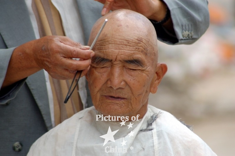 Hair dresser in the street