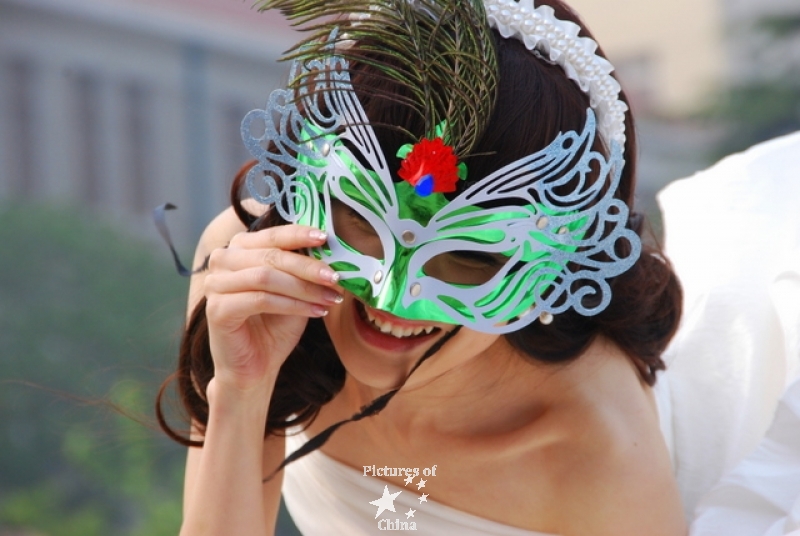 Masks game for a wedding
