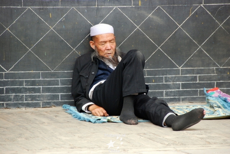 Nap in the courtyard of the mosque