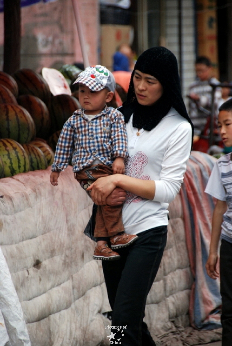 Hui woman with a child