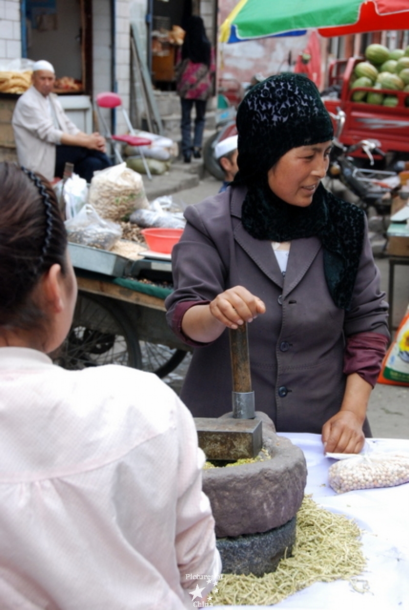 Hui minority at the market