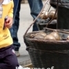 The child and the statue, Kunming (Yunnan)