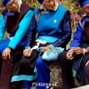 Lijiang : 4 old women on a bank